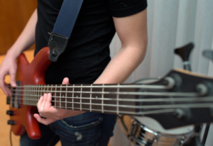 Un joven tocando el bajo en el Estudio Samela de Educación Musical (ESSEM)