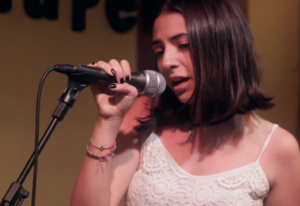 Una joven canta en el micrófono en el Estudio Samela de Educación Musical (ESSEM)