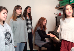 5 mujeres cantan mientras una de ellas toca el piano en el Estudio Samela de Educación Musical (ESSEM)