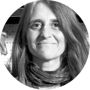 Cecilia Samela. Profesora de canto individual y profesora de canto grupal, coordinadora del taller de música para chicos y co-dirictora de los talleres de percusión y canto en el Estudio Samela de Educación Musical (ESSEM)