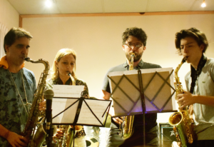 Cuatro personas toacndo el saxo en el Estudio Samela de Educación Musical (ESSEM)