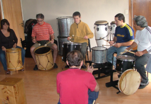 5 hombres y 1 mujer practican percusión en una clase en el Estudio Samela de Educación Musical (ESSEM)