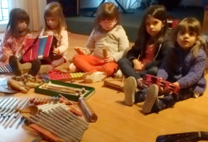 Talleres para niños del Estudio Samela de Educación Musical (ESSEM). Cinco niñas exploran con instrumentos musicales de viento y percusión
